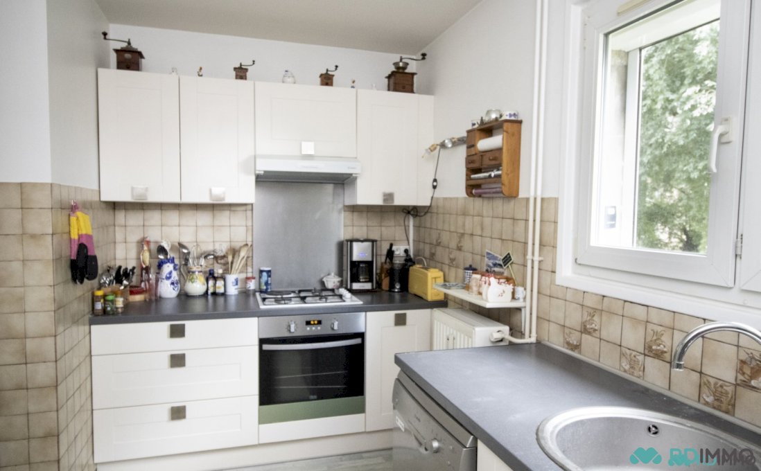 Appartement résidence à Tourcoing avec un balcon, cave et deux chambres