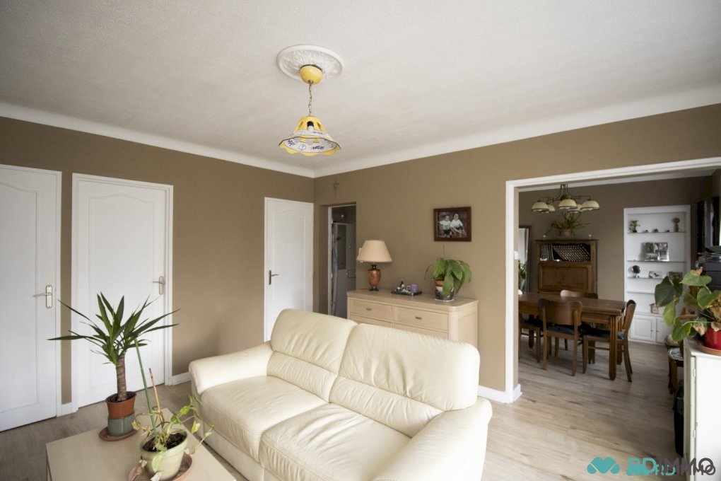 Appartement résidence à Tourcoing avec un balcon, cave et deux chambres