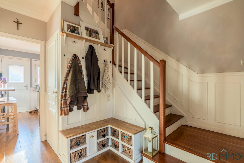 Semi-individuelle, 4 chambres, bureau, garage et jardin Sud