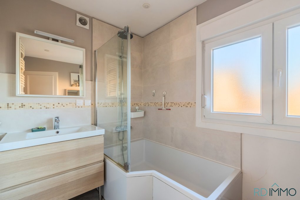 Semi-individuelle, 4 chambres, bureau, garage et jardin Sud