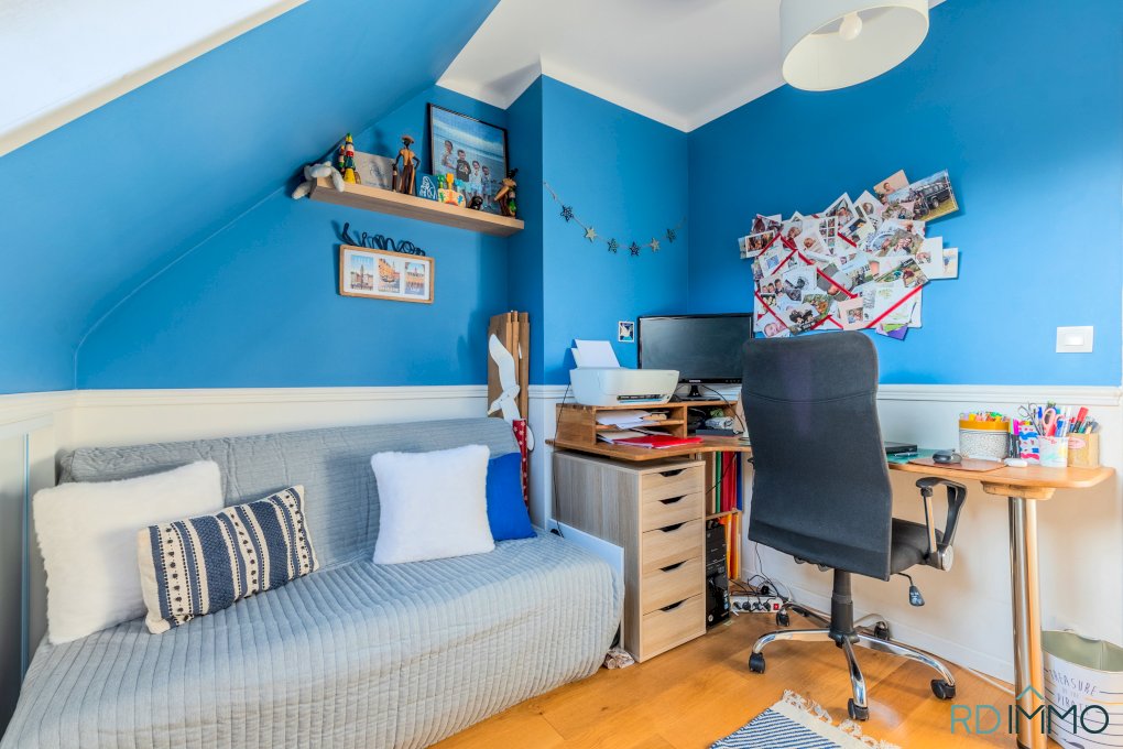 Semi-individuelle, 4 chambres, bureau, garage et jardin Sud