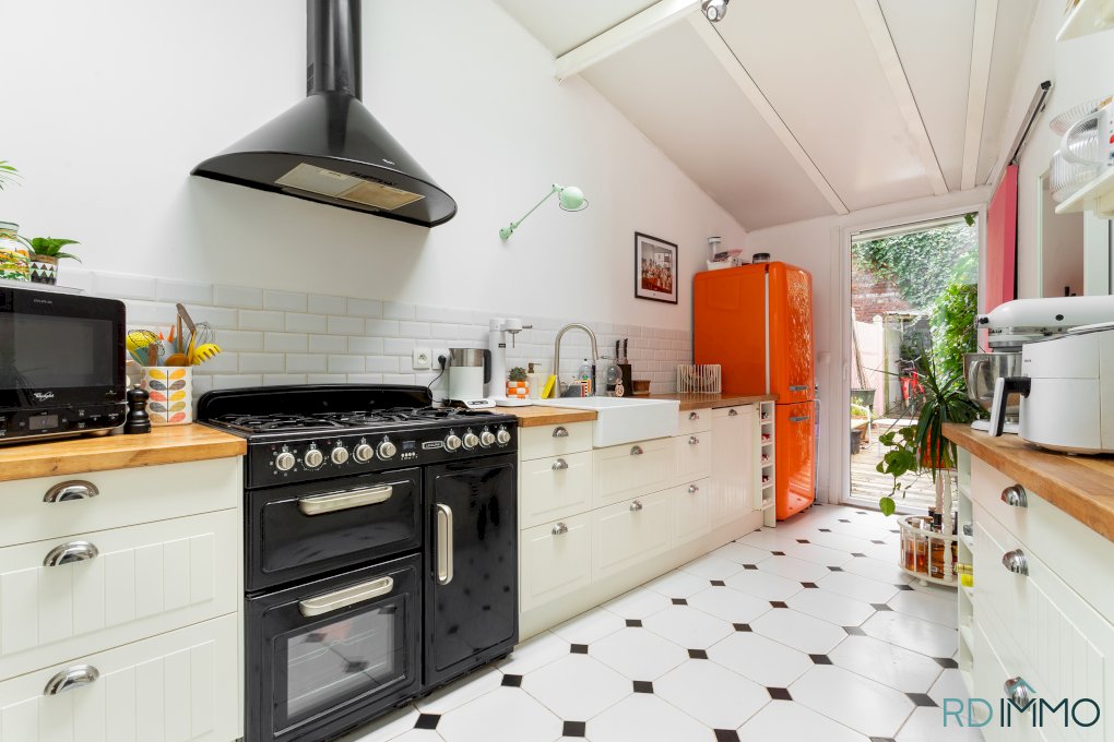 Maison coup de cœur La Madeleine, 2 chambres, bureau, terrasse sud, tram Saint-Maur