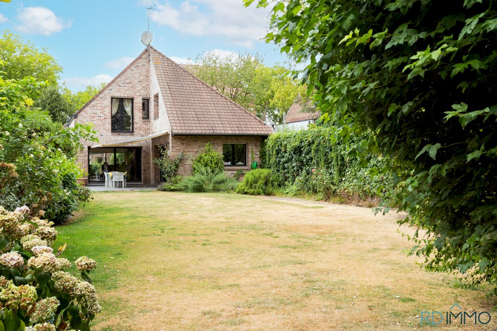 Maison individuelle 185 m² à vendre Tourcoing Avenue de la Marne - 5 chambres - Double garage - Jardin 850 m²